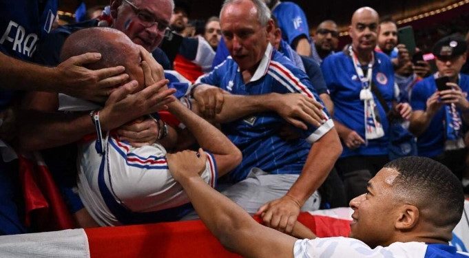 Mbappé acerta bola em torcedor e pede desculpa na arquibancada