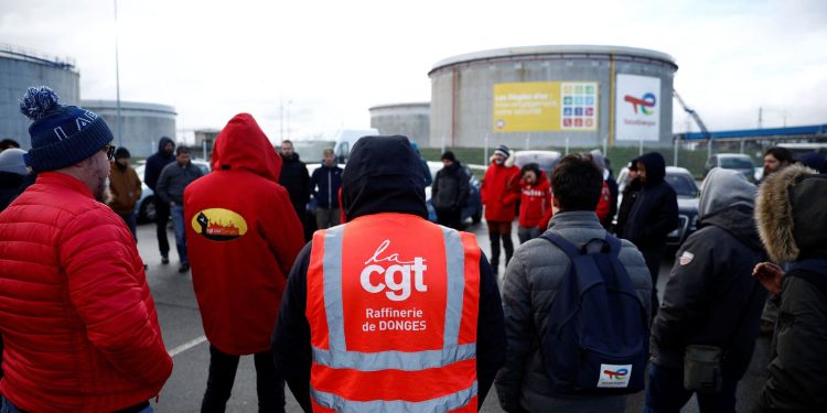 França: greve termina mais cedo em reatores e depósito de combustíveis