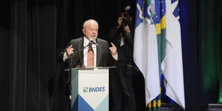 Lula diz que não há justificativa para Selic estar em 13,75% ao ano