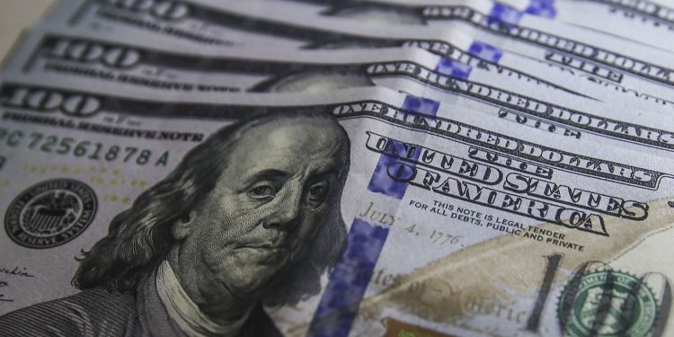 Dólar cai e acumula queda de 3,82% em janeiro