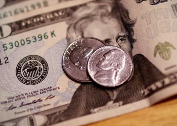 Dólar cai para R$ 5,04 após BC sinalizar juros altos por mais tempo