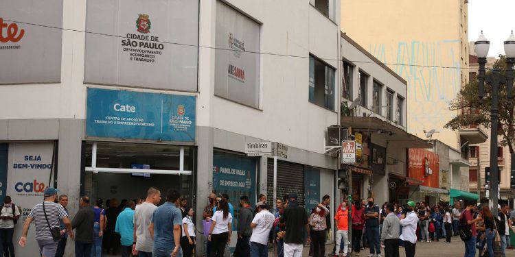 Indicador de tendências do mercado de trabalho cai em janeiro, diz FGV