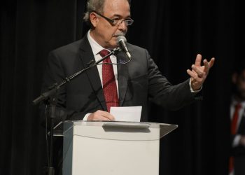 Mercadante toma posse no BNDES e faz discurso em defesa da democracia