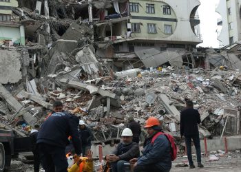 Moradores de Diyarbakir rezam por desaparecidos após terremoto