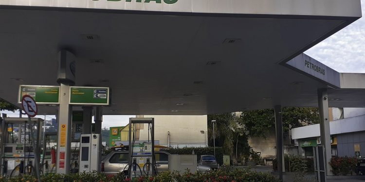 Petrobras anuncia redução de R$ 0,40 no preço do diesel