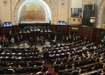 Rio: deputados estaduais eleitos tomam posse na Alerj