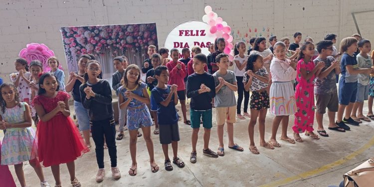 Escola Municipal de Tempo Integral “Ozéias Rezende” faz homenagem ao dia das mães