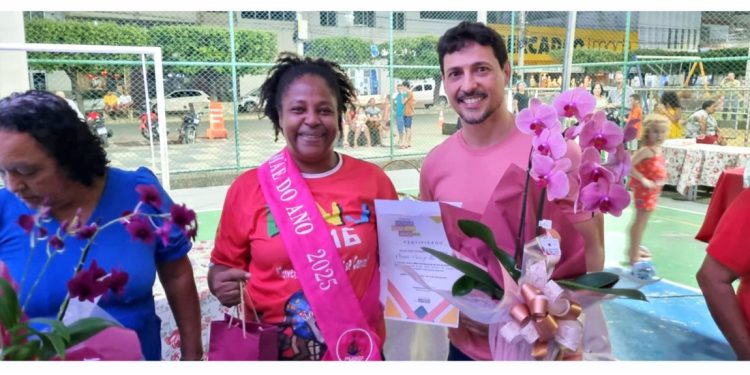 Delícia é eleita “Mãe Francisquense 2025” em emocionante celebração na Praça Central