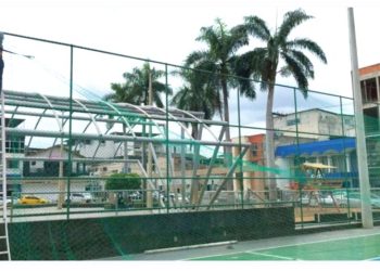 Prefeitura de Barra de São Francisco instala nova rede de proteção na quadra da Praça Central