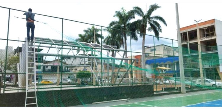 Prefeitura de Barra de São Francisco instala nova rede de proteção na quadra da Praça Central