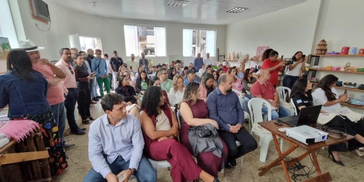 Barra de São Francisco recebe veículo OKM, notebook e projetor multimídia do Governo do Estado