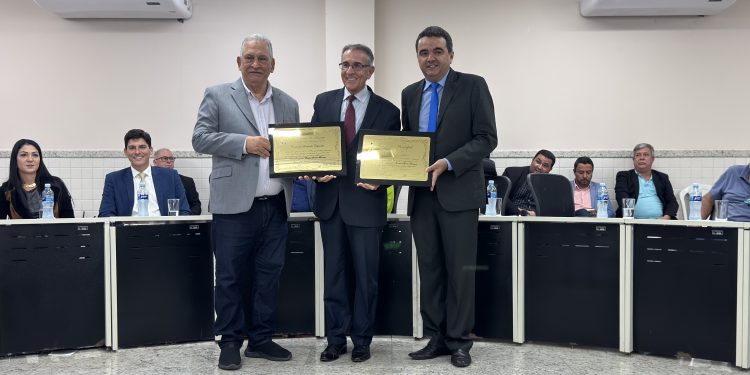 Desembargador Carlos Simões é Homenageado na Câmara Municipal de Barra de São Francisco