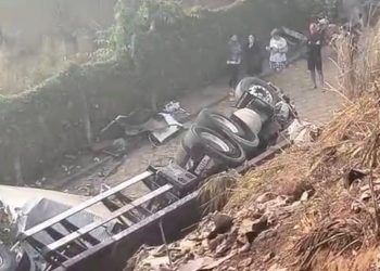 Carreta sai da pista, desce barranco e tomba em rua residencial de Colatina: problema se repete há décadas