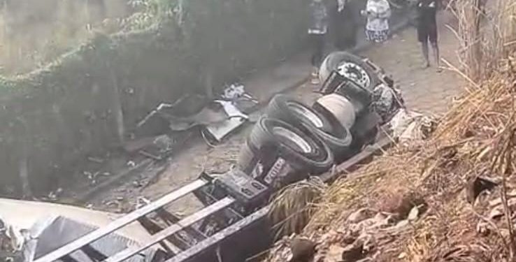 Carreta sai da pista, desce barranco e tomba em rua residencial de Colatina: problema se repete há décadas