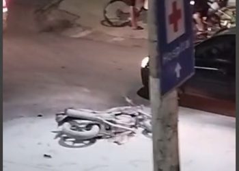 Mulher é atropelada por motociclista na Avenida Jones dos Santos Neves, em Barra de São Francisco