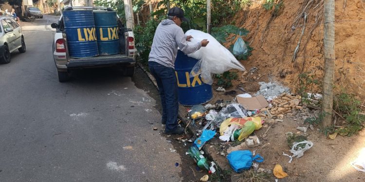 Mutirão de limpeza retira 50 toneladas de lixo dos bairros Colina e Carabina em Barra de São Francisco