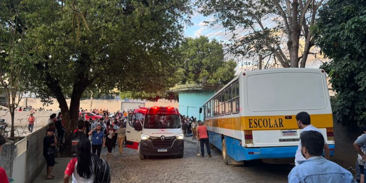 Ônibus escolar perde freio e colide contra imóvel em Barra de São Francisco
