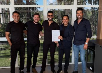 Cantor Linharense Zé Elias assina contrato com a Balada Music, escritório de Gusttavo Lima Cantor Linharense Zé Elias assina contrato com a Balada Music, escritório de Gusttavo Lima